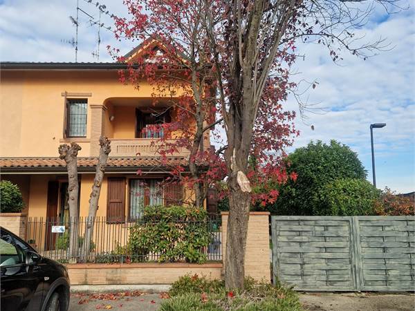Vendita Villa ad angolo con giardino a Rubiera