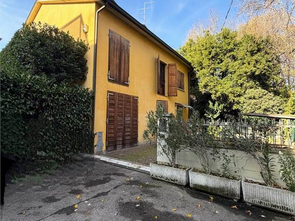 Proprietà Indipendente in Vendita ,in strada chiusa  in Viale Timavo 