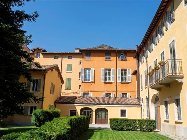 Prestigioso appartamento in affitto in centoo storico (RE)